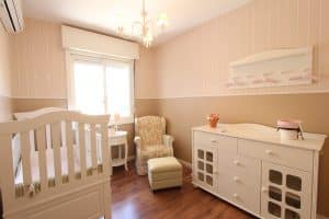 Chambre de bébé avec meubles fonctionnels