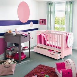 Chambre pour bébé fille de couleur rose disponible dans les magasins Aubert