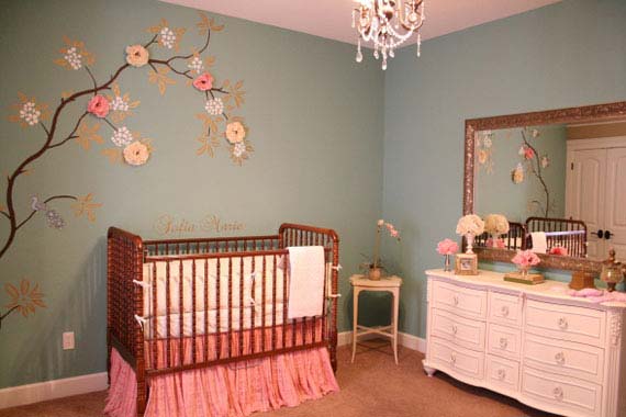 Une chambre de bébé fille décorée avec des stickers muraux
