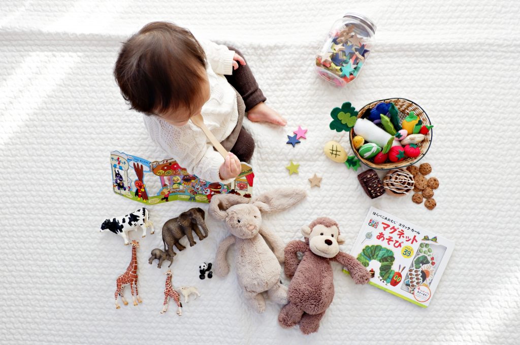 Un bébé et ses jouets