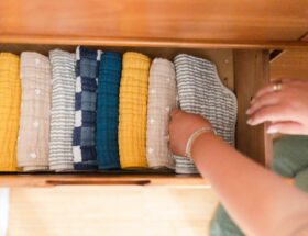 Comment ranger l&rsquo;armoire de bébé pour gagner de la place ?